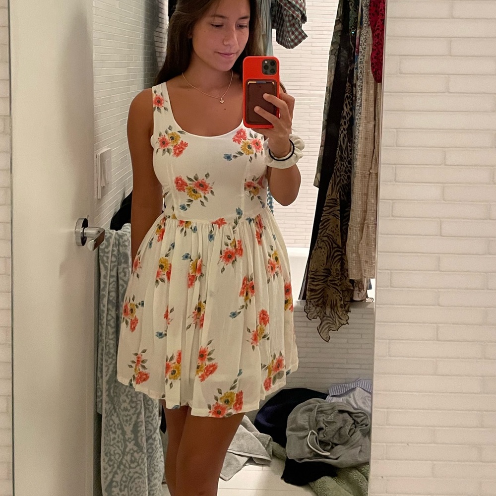 The cutest floral mini sundress 🌺🌼🌷🌸🌻